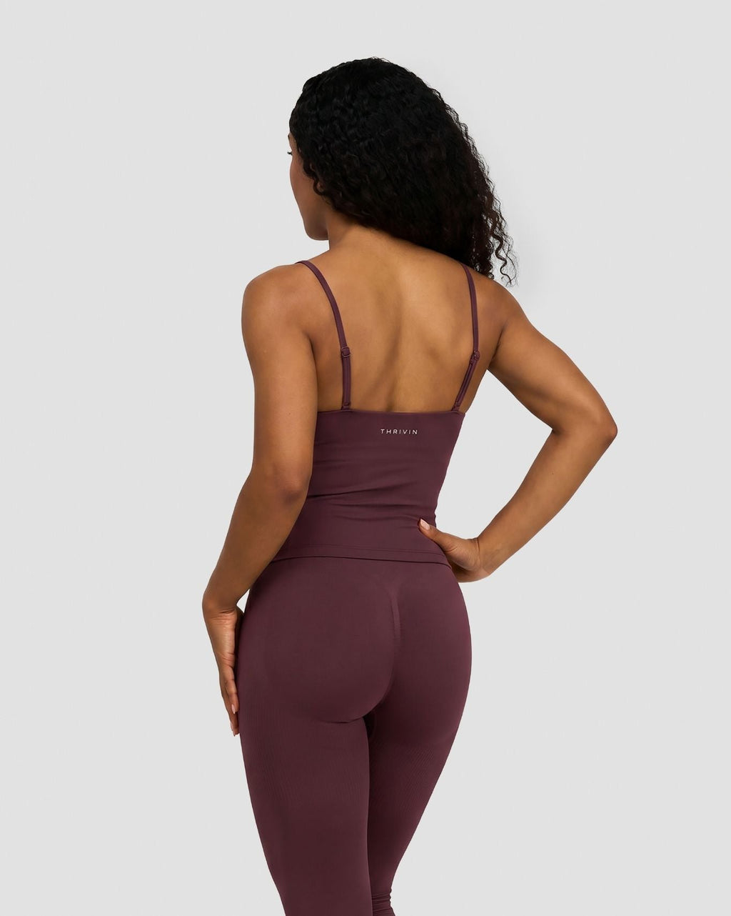 Conjunto deportivo Everyday Movement en malva oscuro, vista trasera