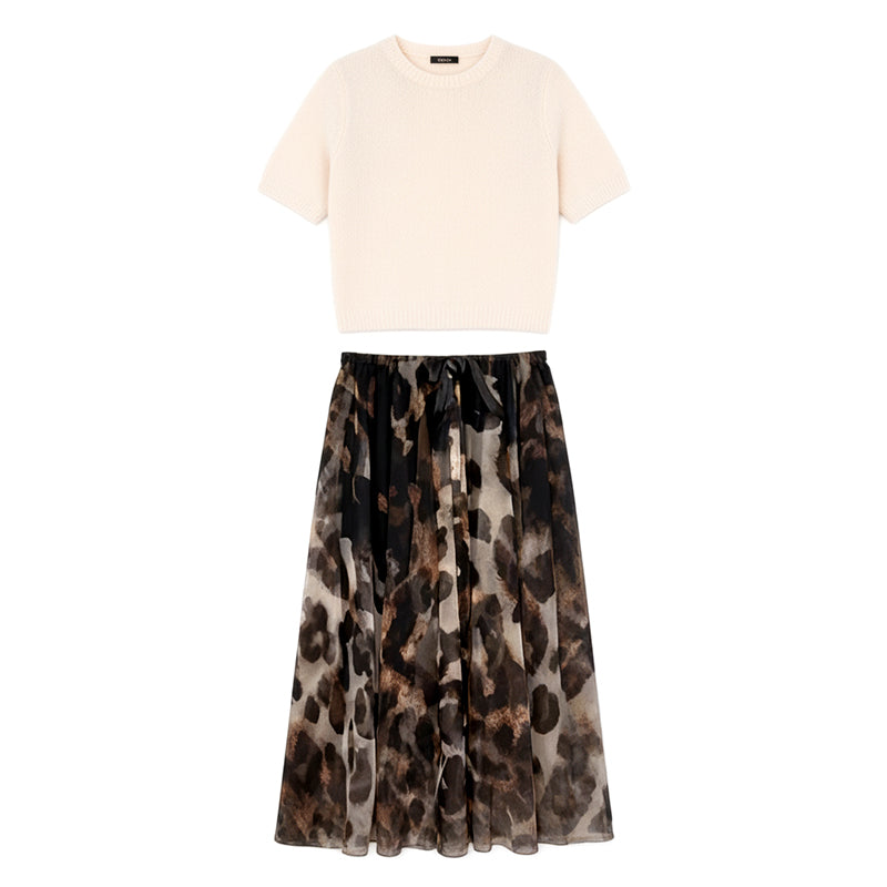 Montse | Conjunto de dos piezas para mujer compuesto por un jersey y una falda fluida con estampado de leopardo.