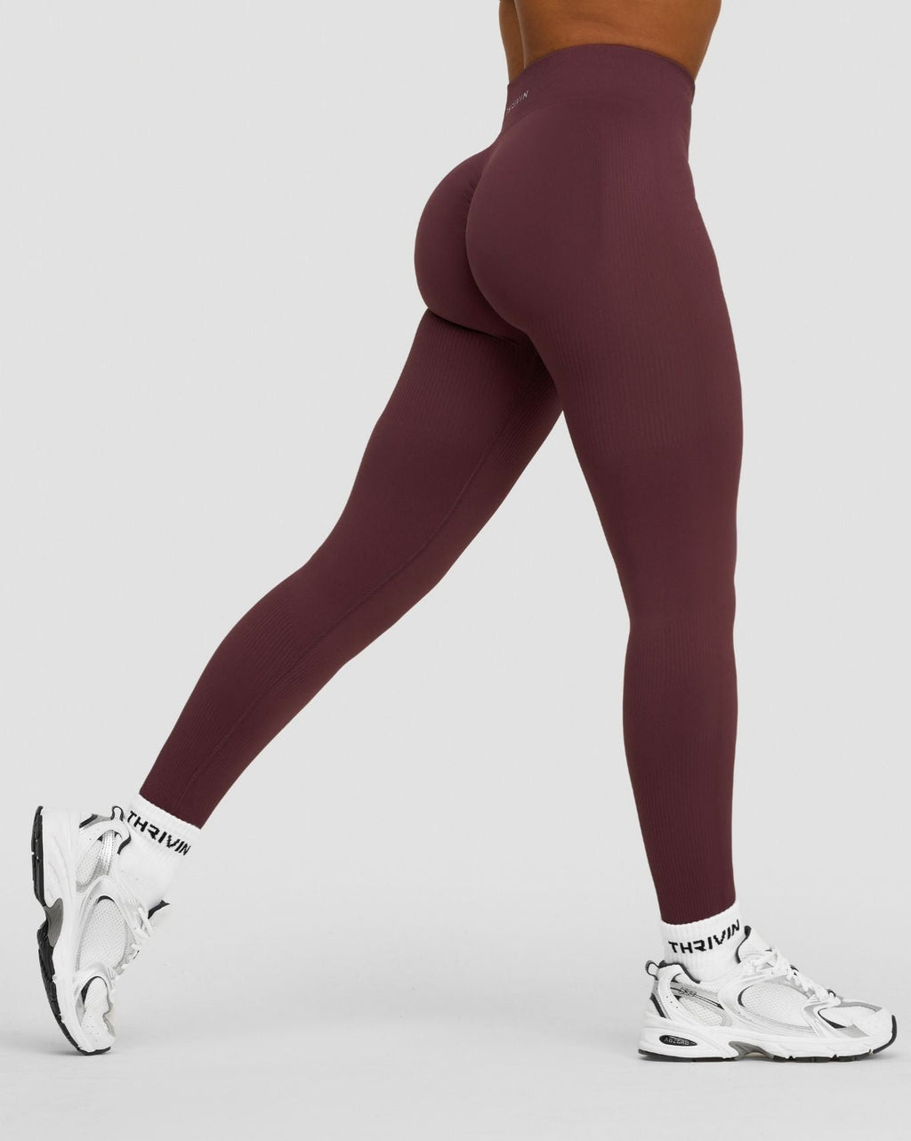 Detalle de los leggings del conjunto Everyday Movement en malva oscuro