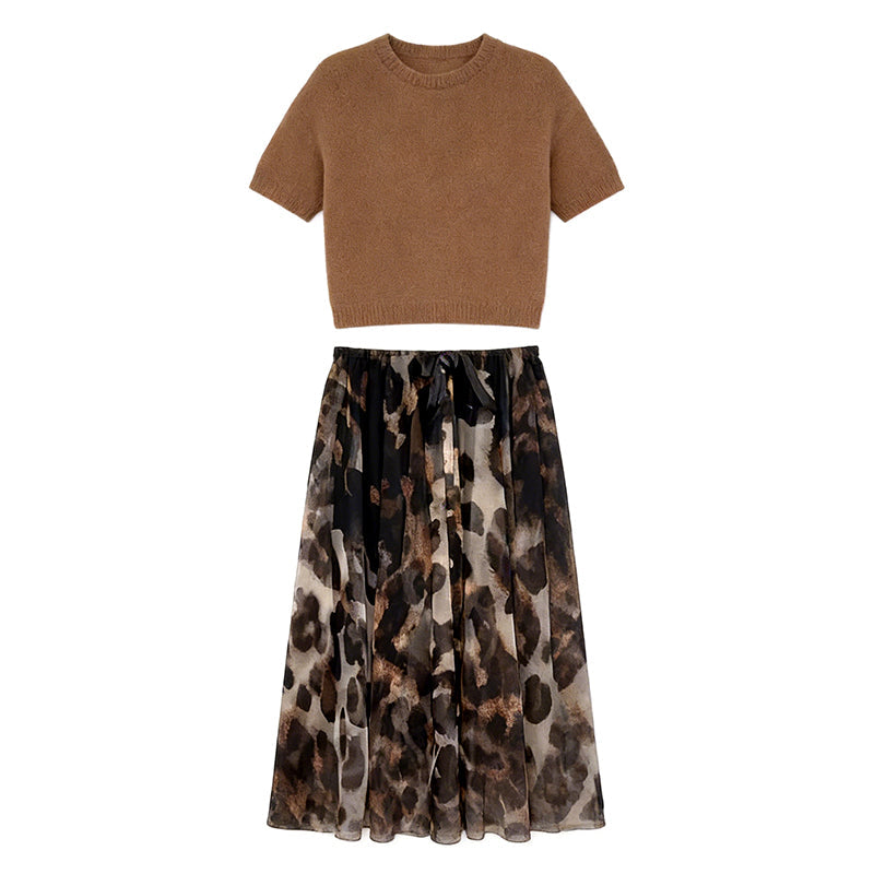 Montse | Conjunto de dos piezas para mujer compuesto por un jersey y una falda fluida con estampado de leopardo.