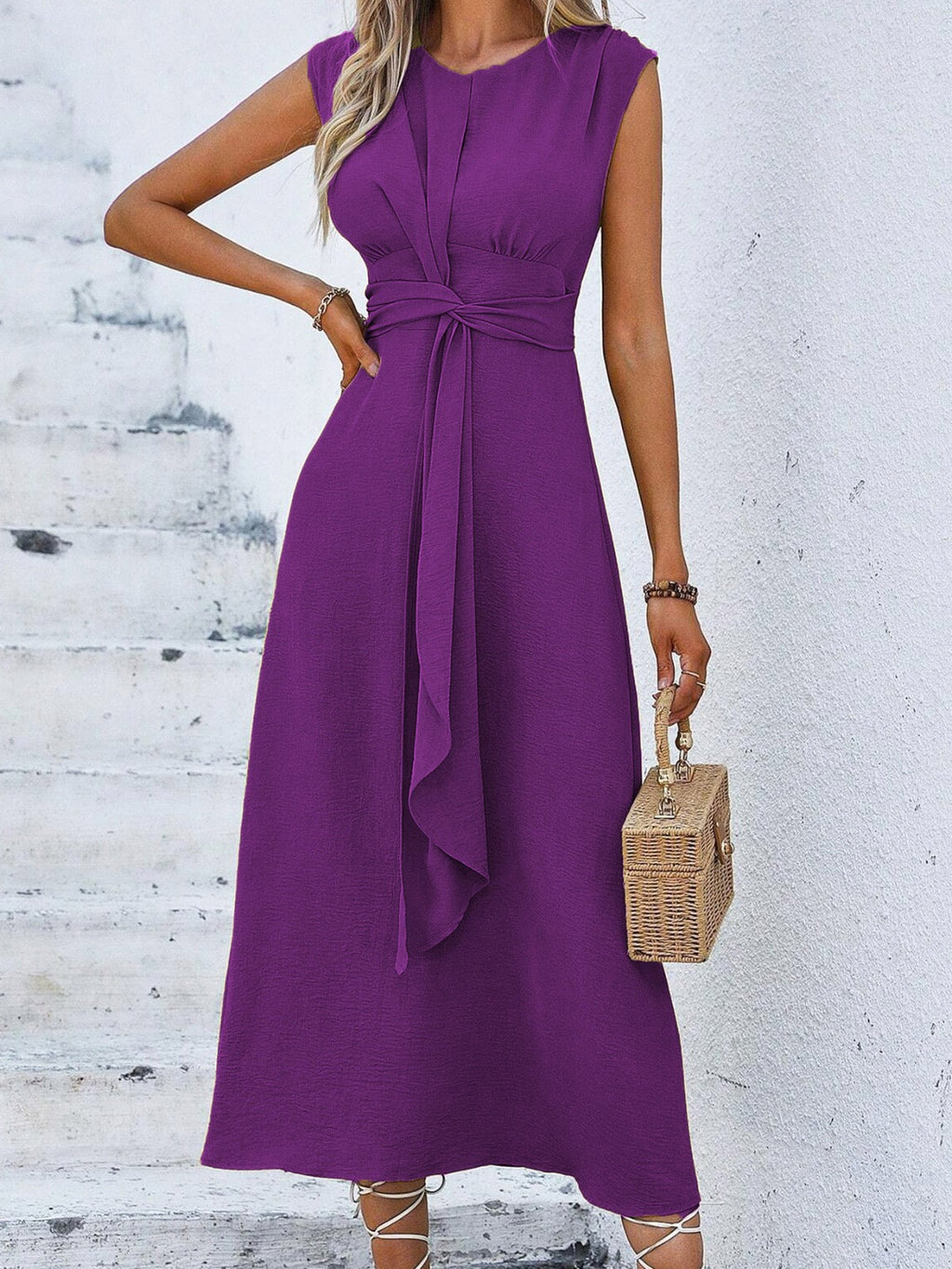 Vestido elegante sin mangas con cintura ajustable