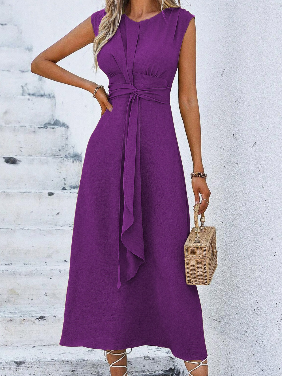 Vestido elegante sin mangas con cintura ajustable
