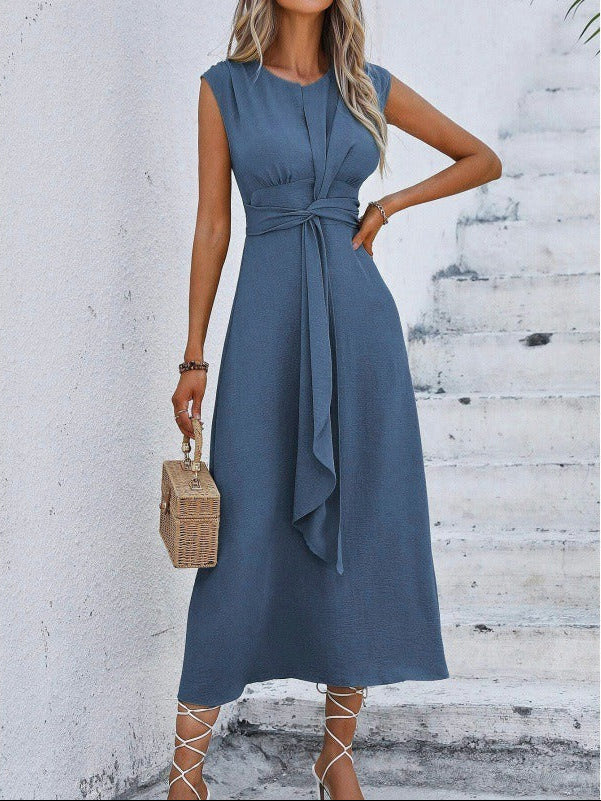 Vestido elegante sin mangas con cintura ajustable