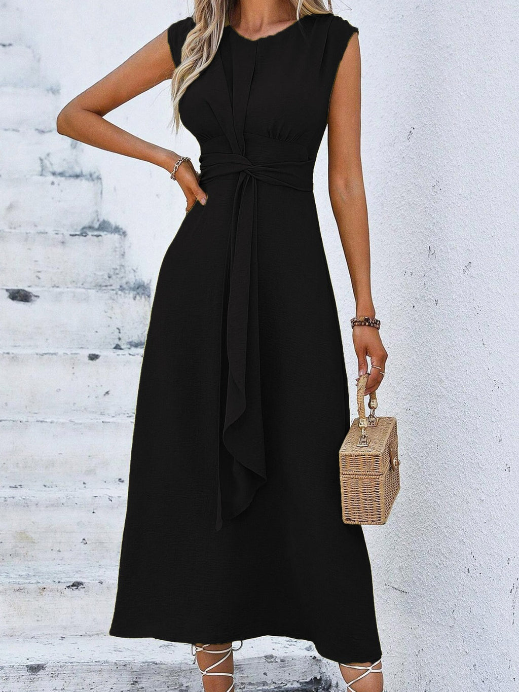 Vestido elegante sin mangas con cintura ajustable