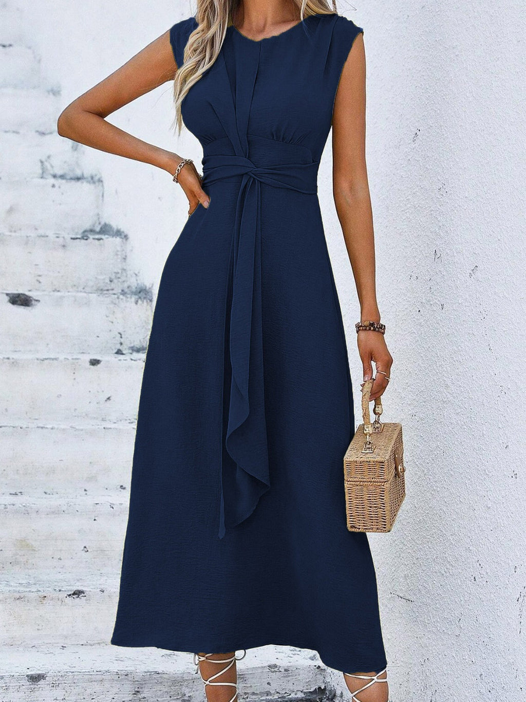 Vestido elegante sin mangas con cintura ajustable