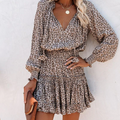 Ariana | Vestido mini con escote en V, manga larga y volantes