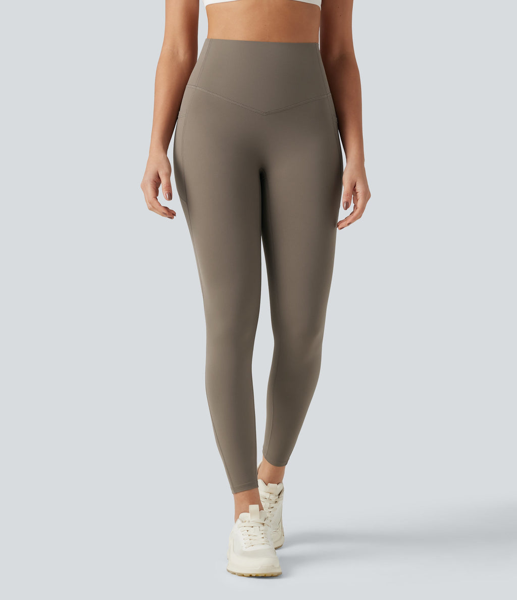 Modelo con leggings Nadia de entrenamiento y bolsillos laterales