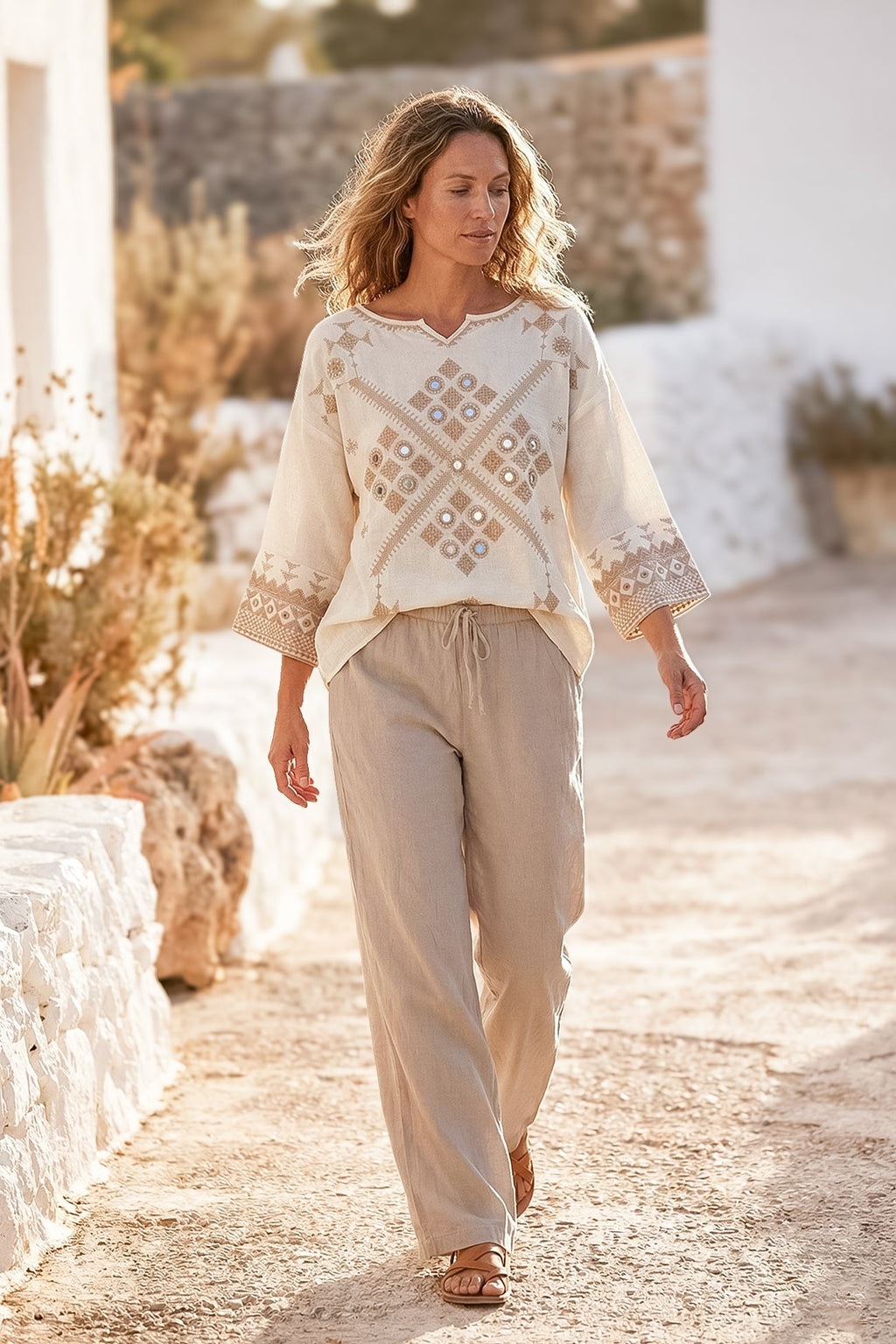 Pantalón Agar bordado taupe claro, detalle del conjunto
