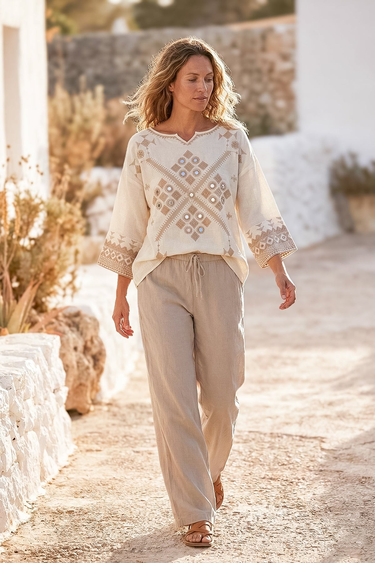 Pantalón Agar bordado taupe claro, detalle del conjunto