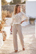Pantalón Agar bordado taupe claro, vista de pie