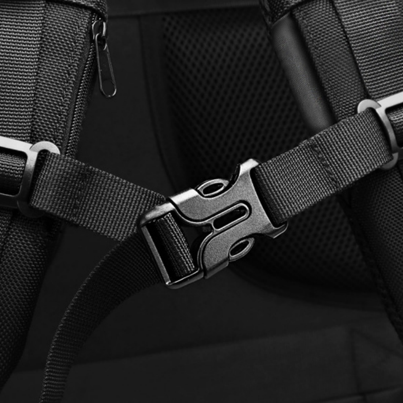 Adrian | Mochila multifuncional para hombre para actividades al aire libre.