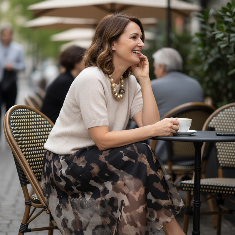 Montse | Conjunto de dos piezas para mujer compuesto por un jersey y una falda fluida con estampado de leopardo.