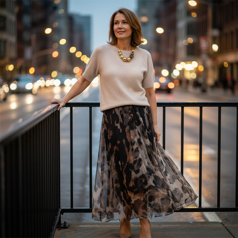 Montse | Conjunto de dos piezas para mujer compuesto por un jersey y una falda fluida con estampado de leopardo.