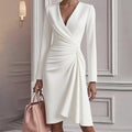 Lara | Vestido midi cruzado para mujer con escote en V, mangas largas y cintura fruncida.