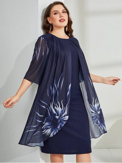 Vestido azul de ceremonia con capa floral, vista de pie