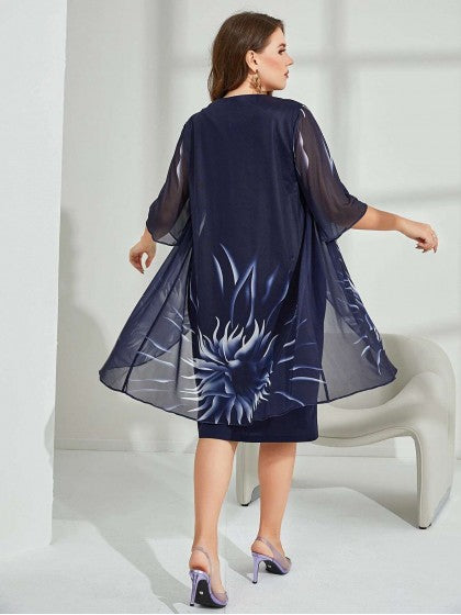 Vestido azul de ceremonia con capa floral, vista tres cuartos