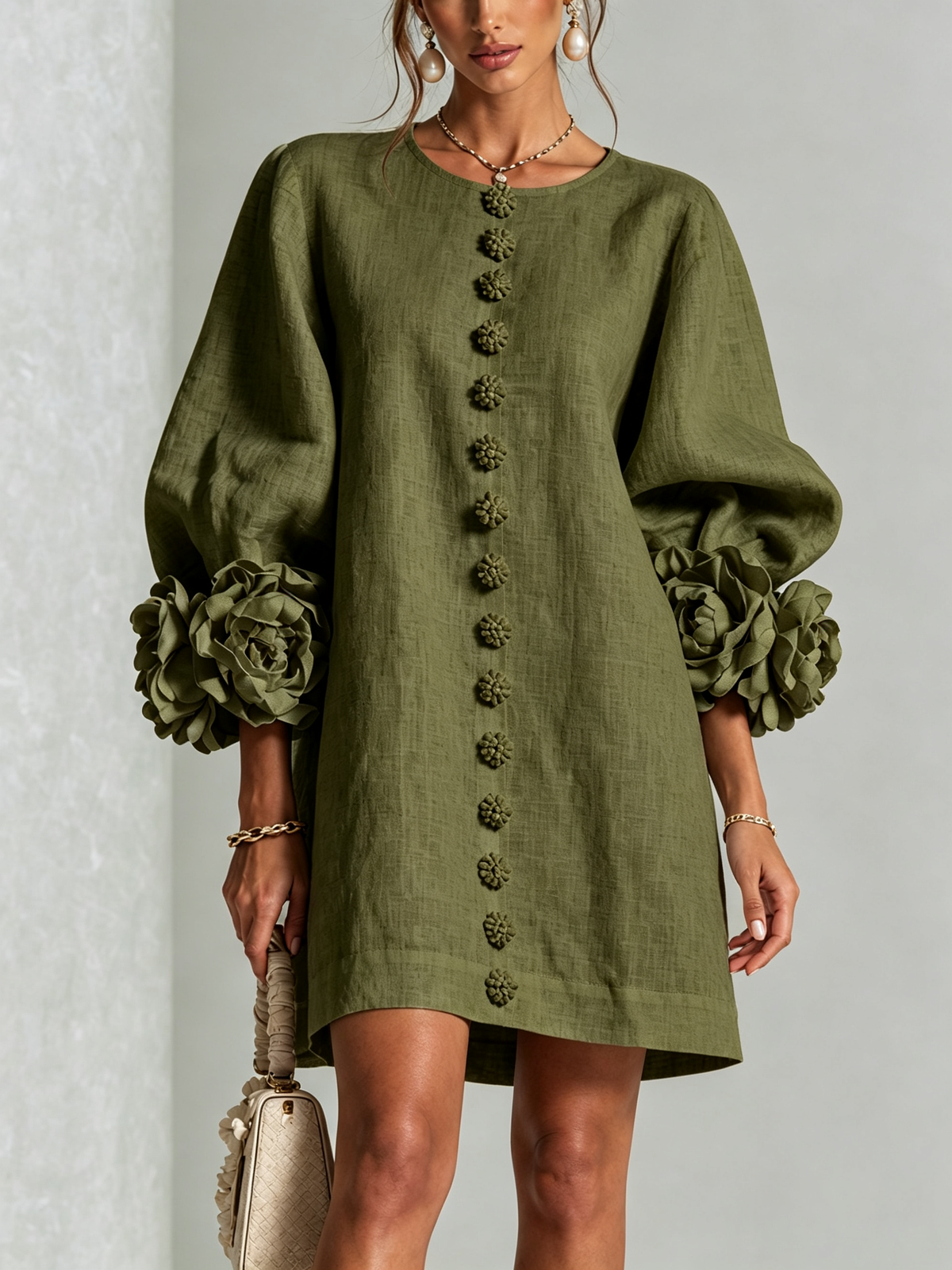 Vestido mini verde oliva con puños florales - vista frontal
