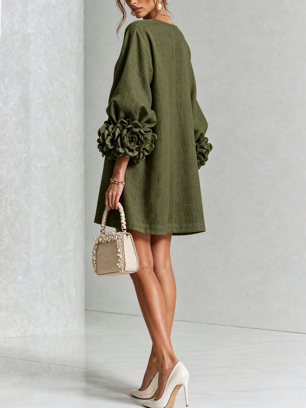 Vestido mini verde oliva con puños florales - vista trasera