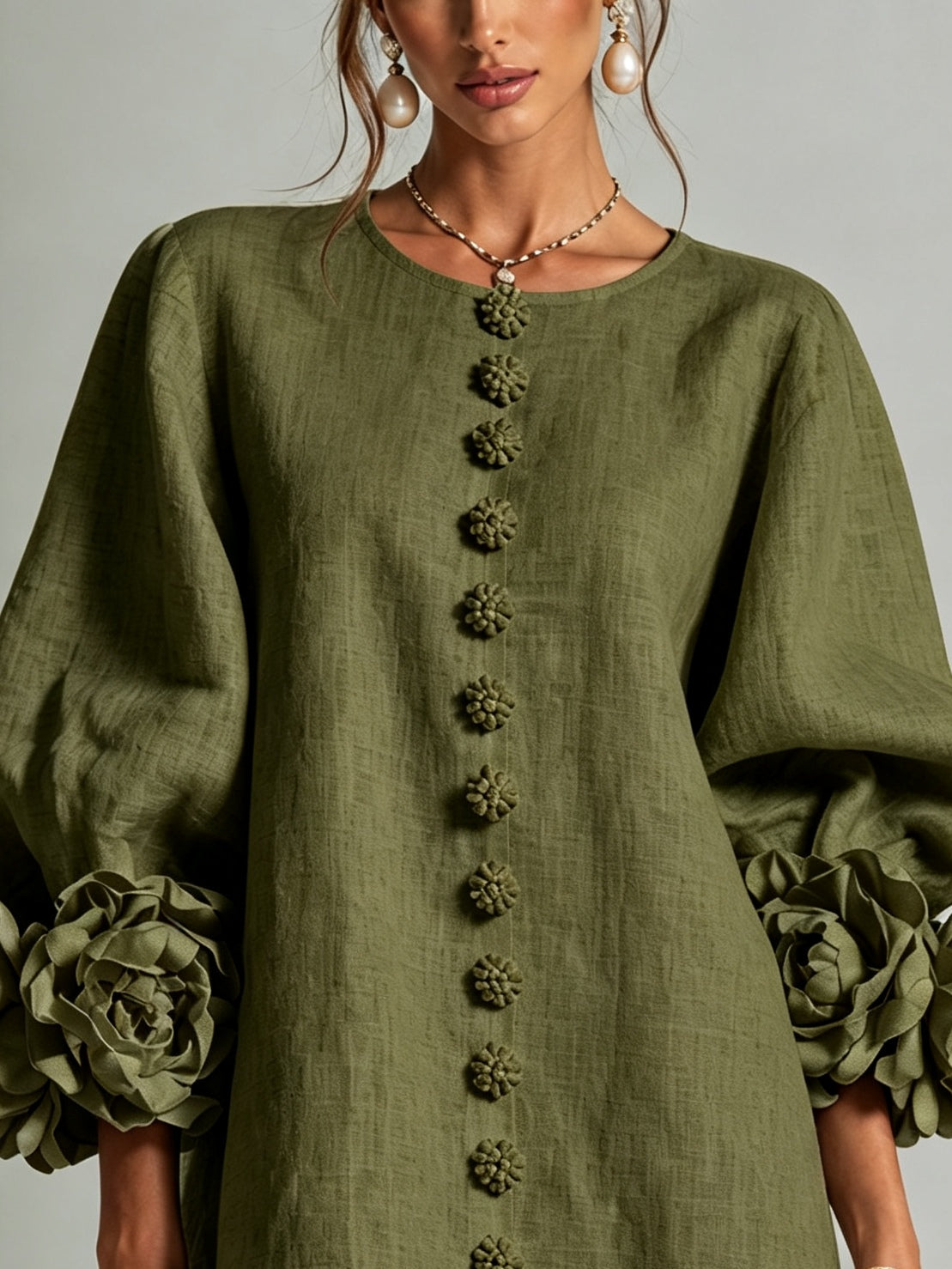 Vestido mini verde oliva con puños florales - detalle superior