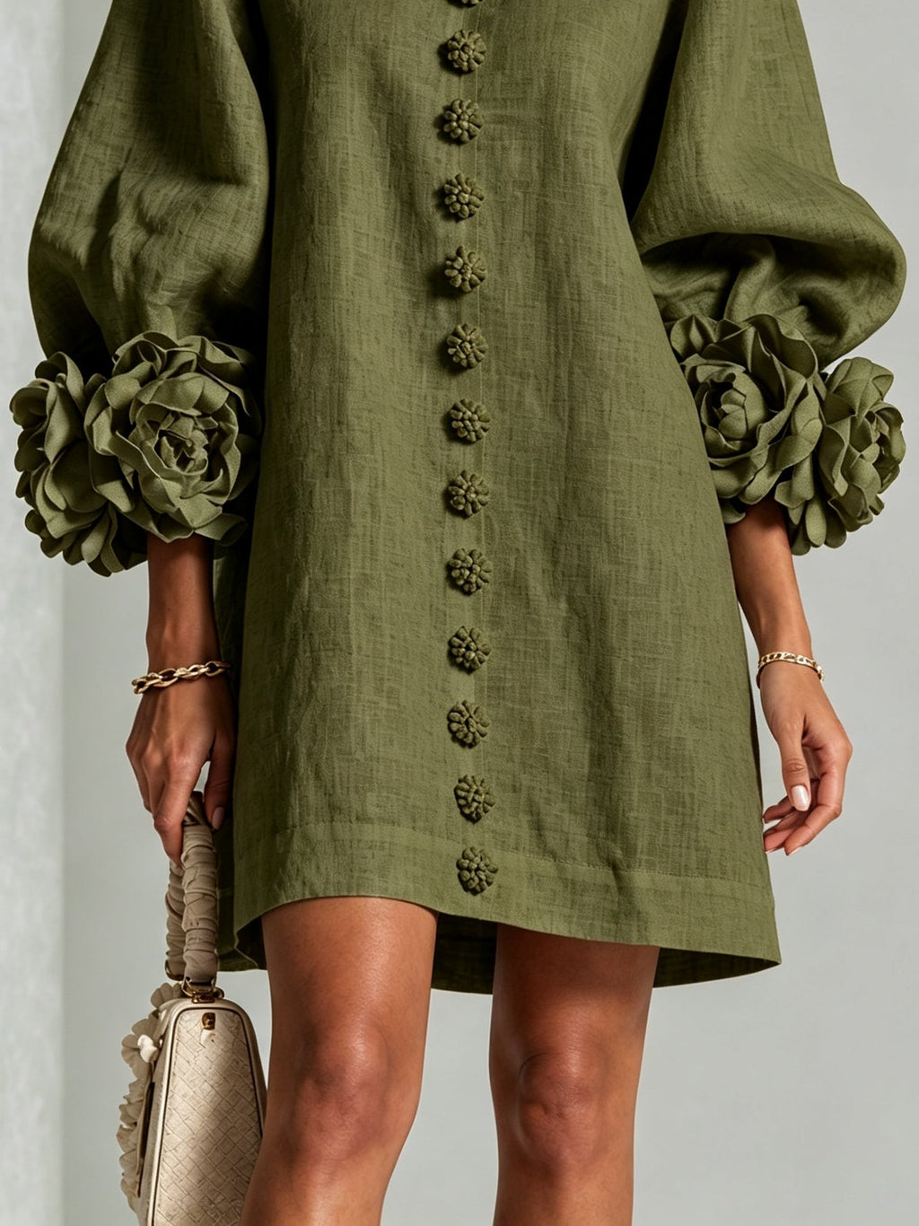 Vestido mini verde oliva con puños florales - detalle frontal