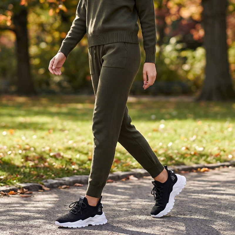 Mujer caminando con zapatillas negras cómodas