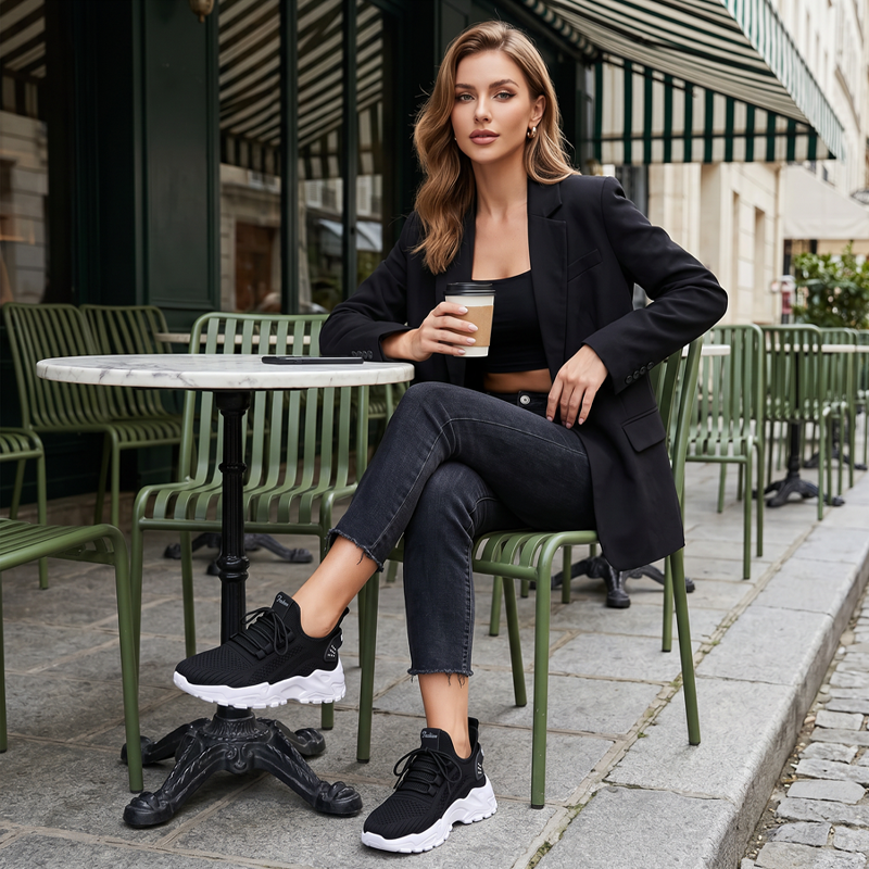 Mujer con zapatillas negras en una cafetería